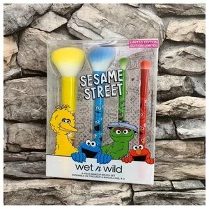 Sesame Street x Wet n Wild Big Bird Oscar Cookie Elmo 4 Piece Makeup Brush Set